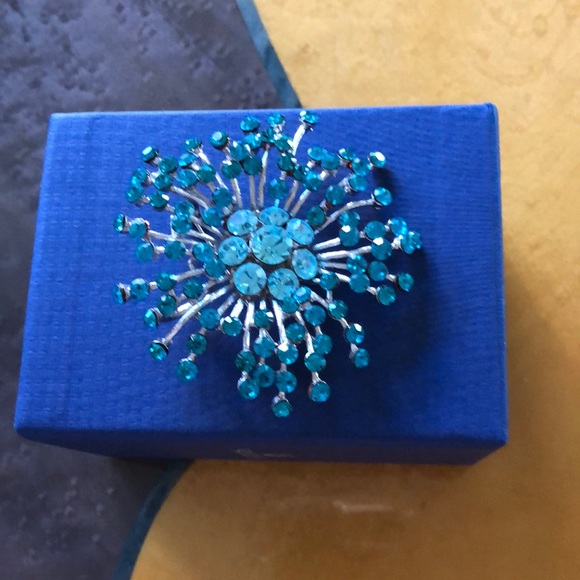 Starburst clear blue crystal broach/ pendant - Picture 3 of 5